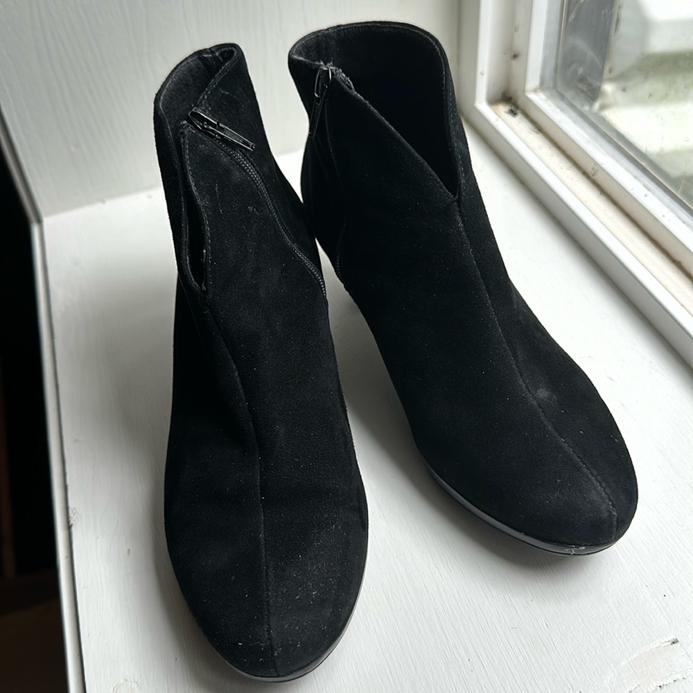 Munro black suede ankle boots